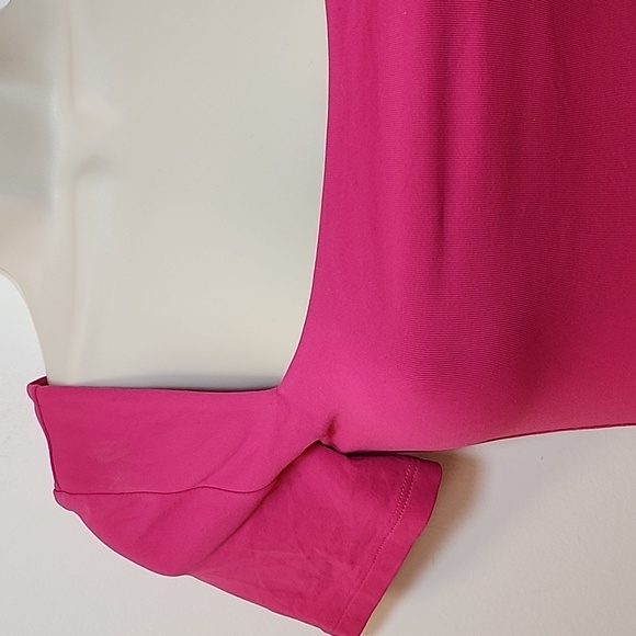 Aritzia Babaton Contour Romamtic Magenta Short Sleeve Square Neck Bodysuit Sz S - Picture 3 of 16